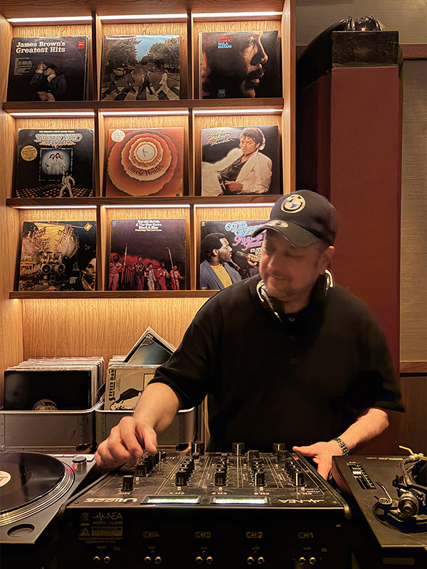 DJ