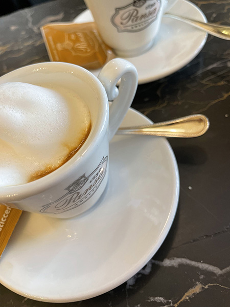 Een heerlijke espresso macchiato bij pasticceria Pansa in Amalfi