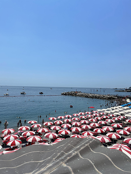 Zalig zonnen op het strand Marina Grande in Amalfi
