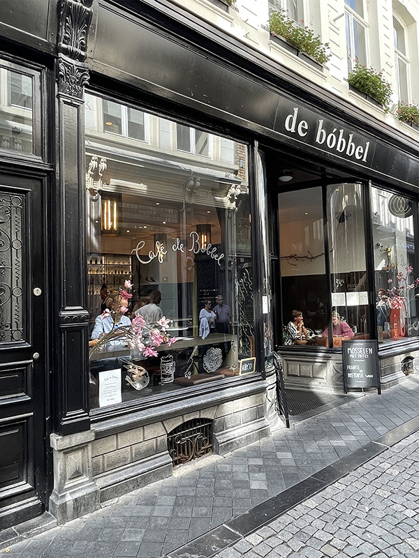 Café De Bóbbel is een eigentijds café met een rijke historie